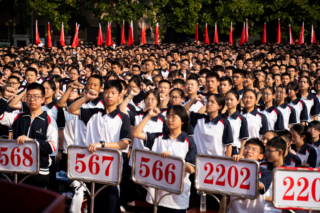 高一年级部主任胡楚衡老师带领全体高一学生宣誓高二年级部主任李浩然